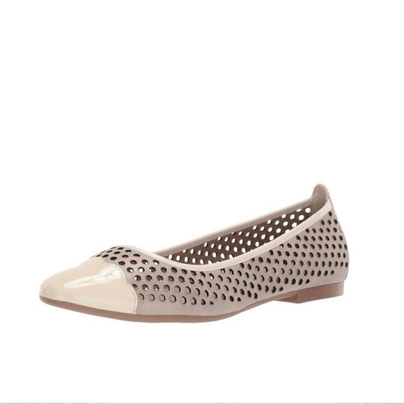 Bettye Muller Janae Shell Perforated Nubuck Patent Leather Flats Size 8.5 - Picture 1 of 3